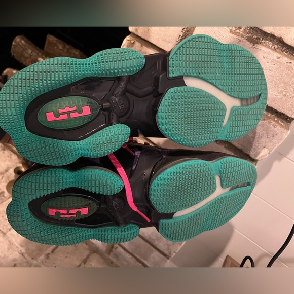 Nike LeBron 19 "DJ Bron" Basketball Shoes - Picture 4 of 5